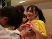 日本女優發布會公共場合裸體給粉絲摸奶